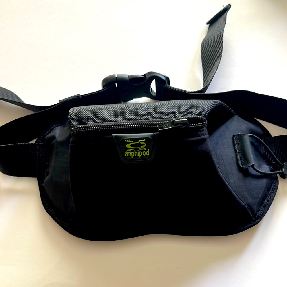 Amphipod hydration belt. Size Xs- S- M. Adjustable. Stretchy zip pocket.